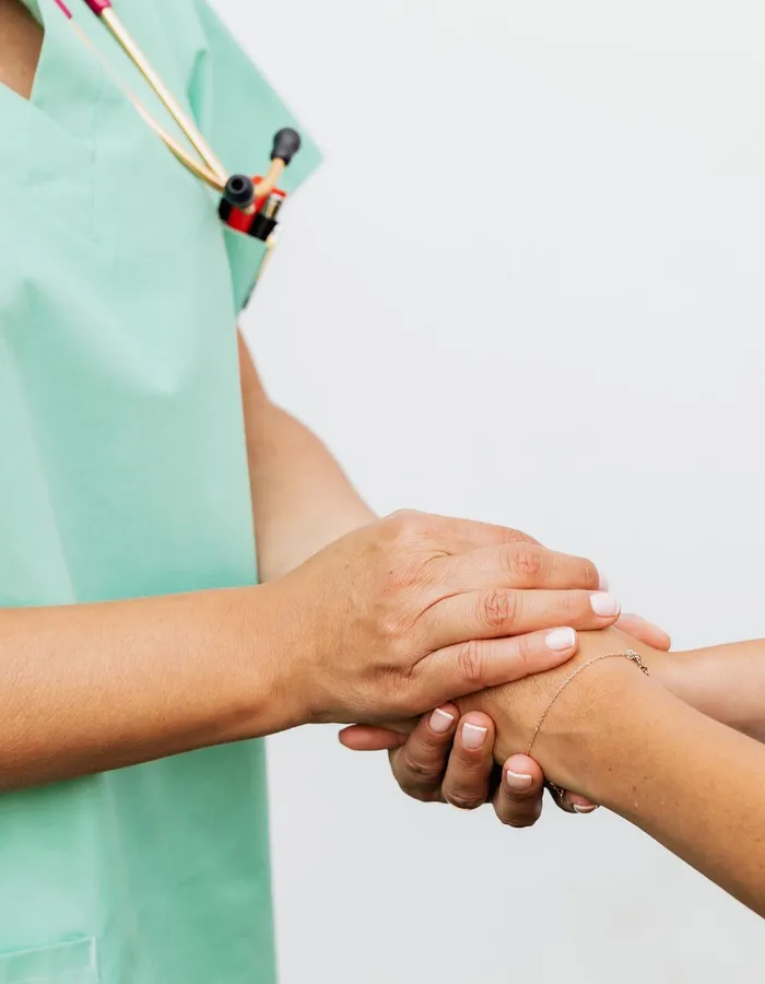 Un gesto di ascolto e vicinanza tra medico e paziente